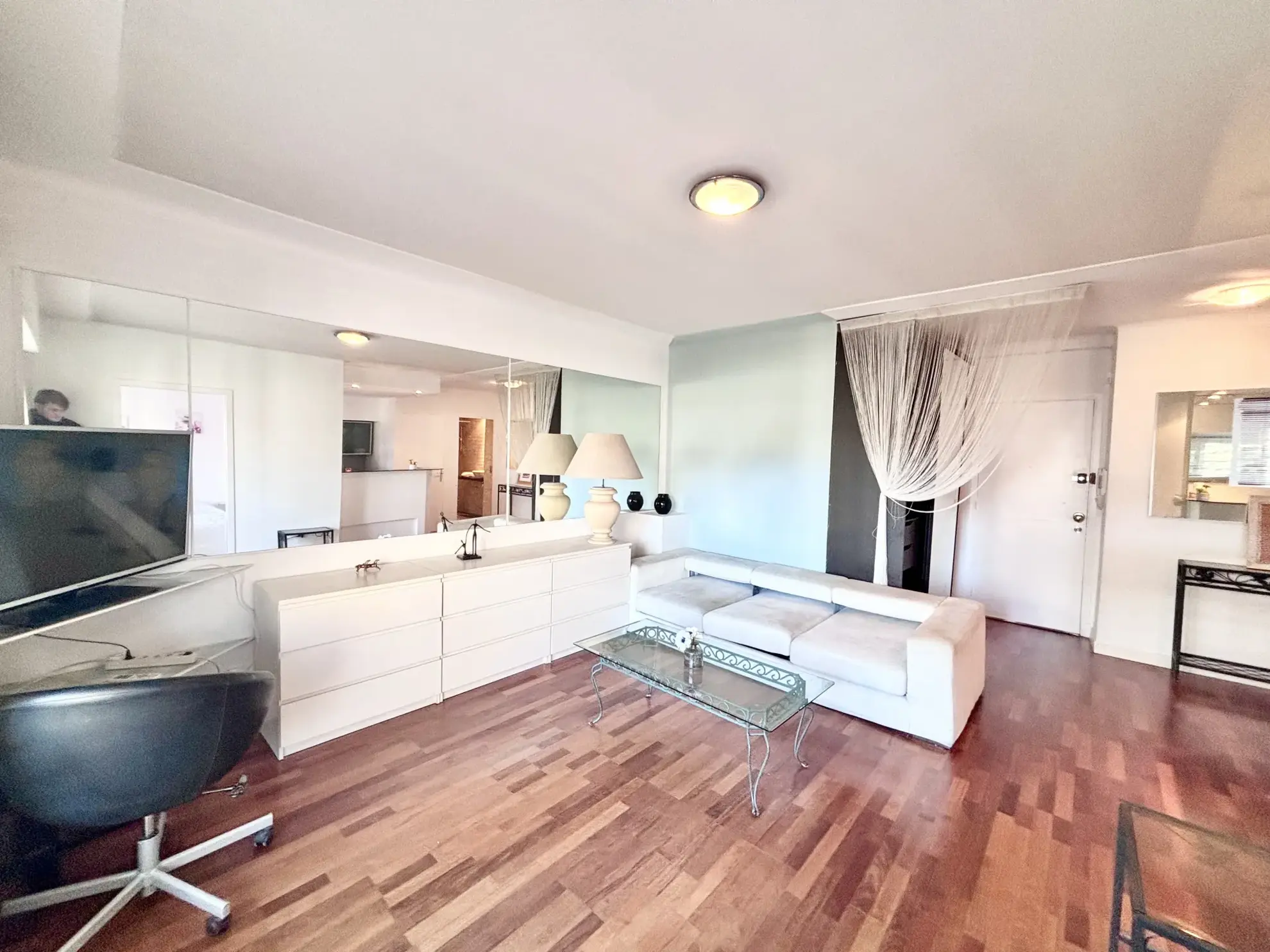 Appartement de 2 pièces à Cannes Petit Juas avec grande terrasse, rénové, proche du centre 