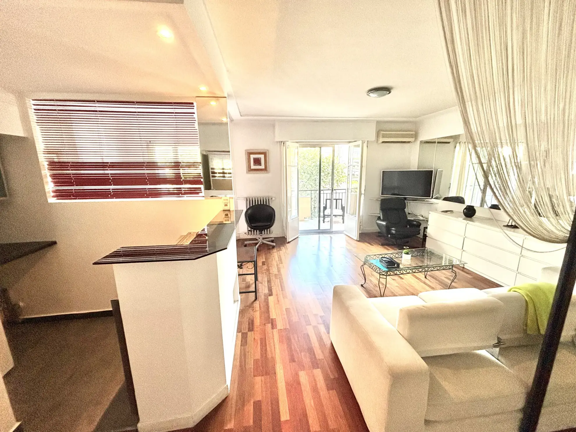 Appartement de 2 pièces à Cannes Petit Juas avec grande terrasse, rénové, proche du centre 
