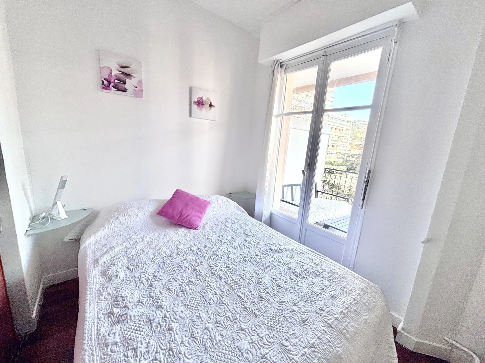 Appartement de 2 pièces à Cannes Petit Juas avec grande terrasse, rénové, proche du centre 