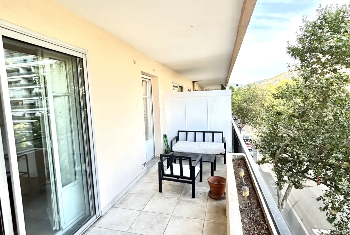 Appartement de 2 pièces à Cannes Petit Juas avec grande terrasse, rénové, proche du centre 