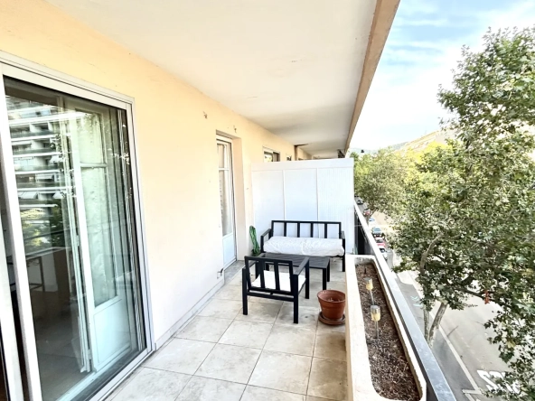 Appartement de 2 pièces à Cannes Petit Juas avec grande terrasse, rénové, proche du centre