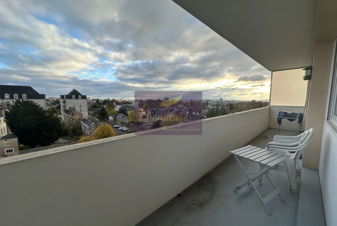Appartement T3 en dernier étage avec grand balcon plein sud à Le Mans 