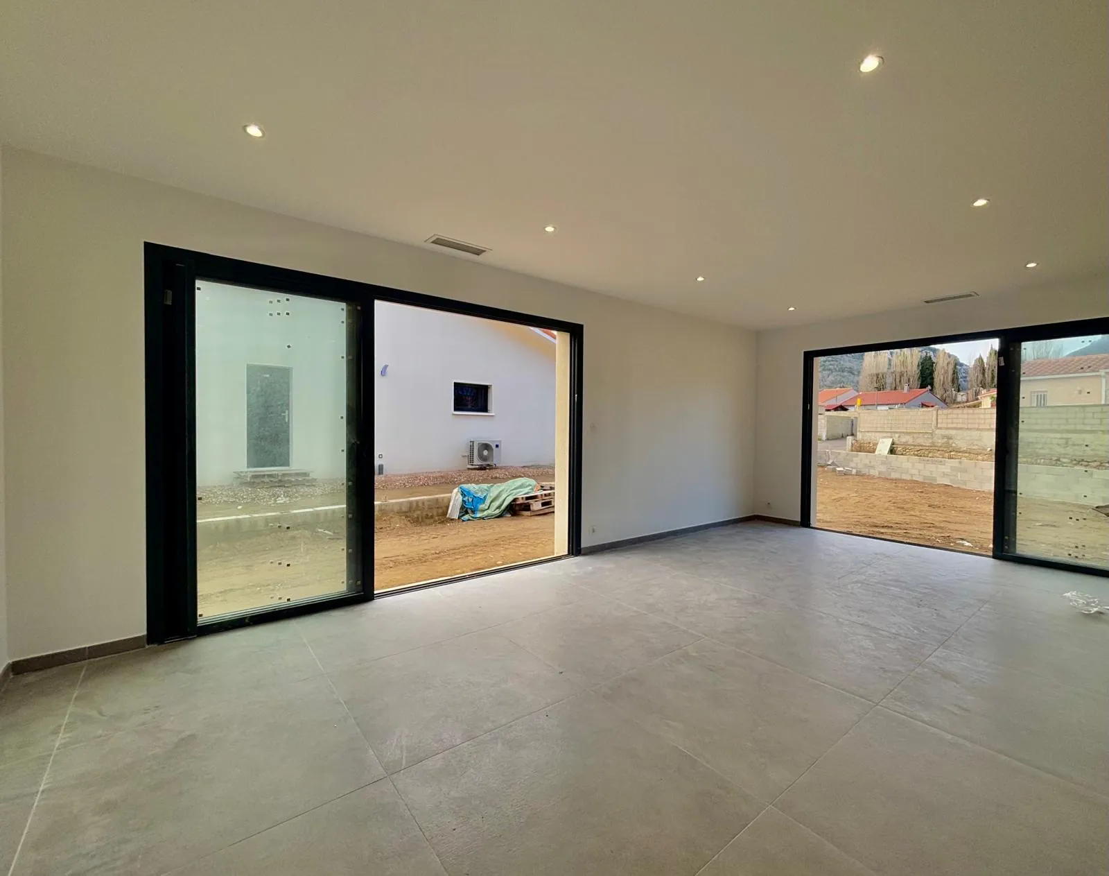 Maison neuve de plain-pied à Ria Sirach avec 3 chambres et garage 