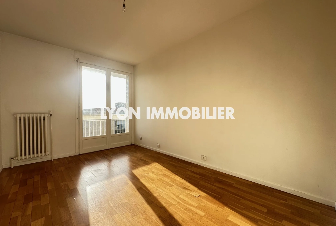 Appartement 4 pièces à Bron avec balcon, parking et grand volume 