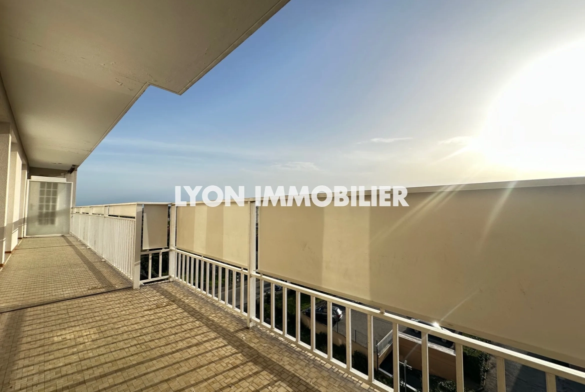 Appartement 4 pièces à Bron avec balcon, parking et grand volume 