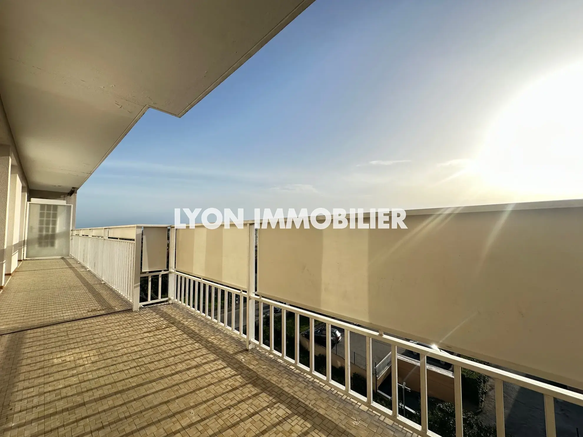 Appartement 4 pièces à Bron avec balcon, parking et grand volume 