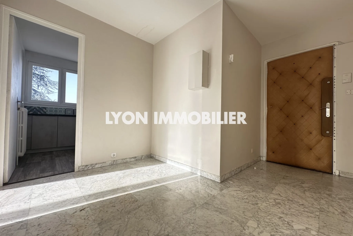 Appartement 4 pièces à Bron avec balcon, parking et grand volume 
