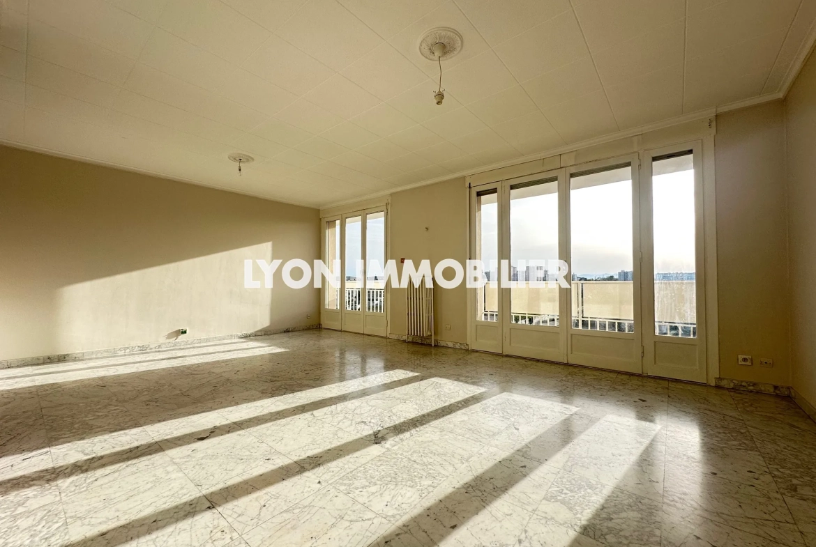 Appartement 4 pièces à Bron avec balcon, parking et grand volume 