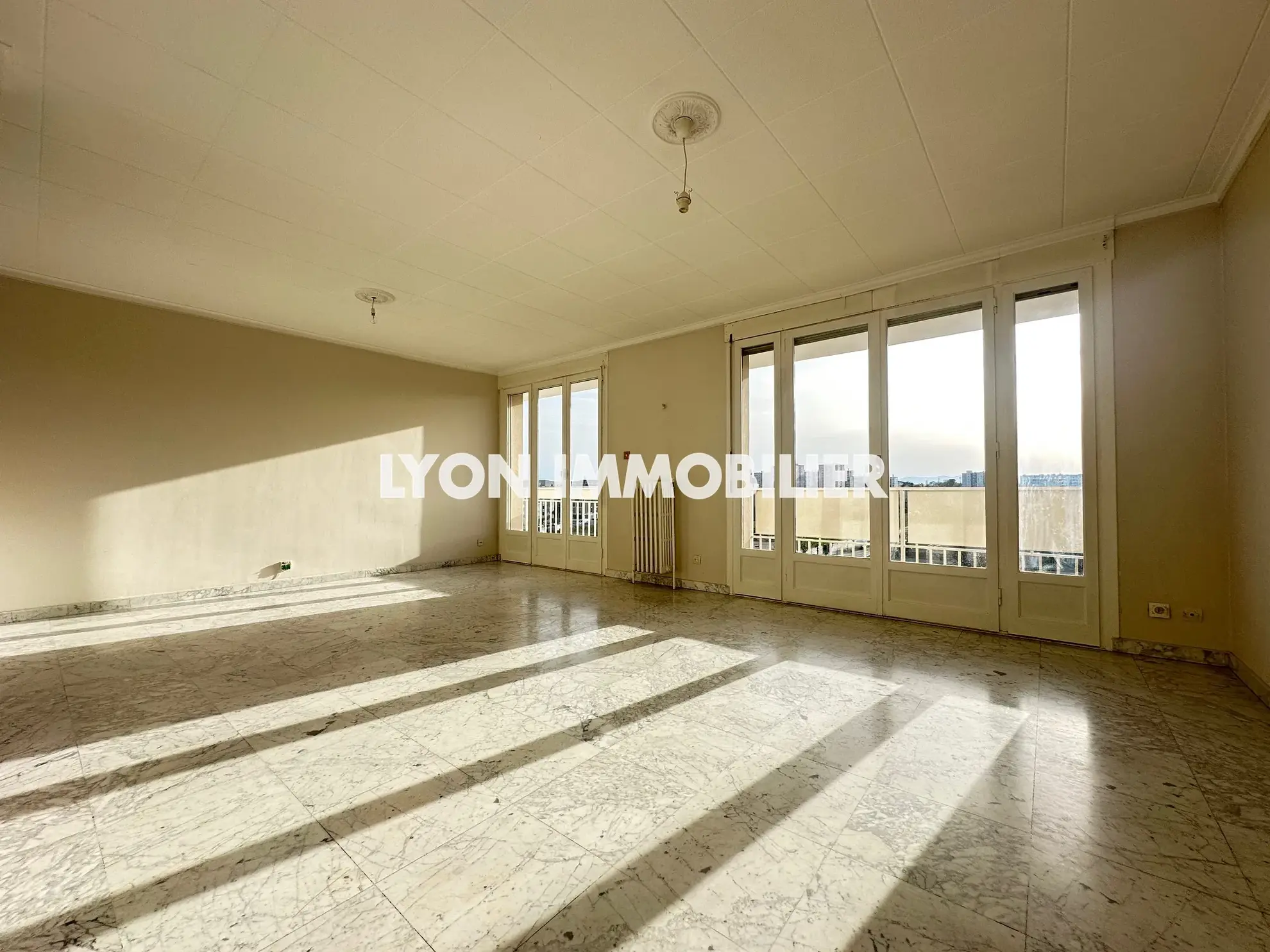 Appartement 4 pièces à Bron avec balcon, parking et grand volume 