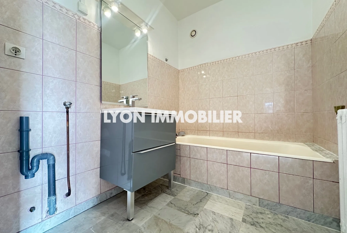 Appartement 4 pièces à Bron avec balcon, parking et grand volume 