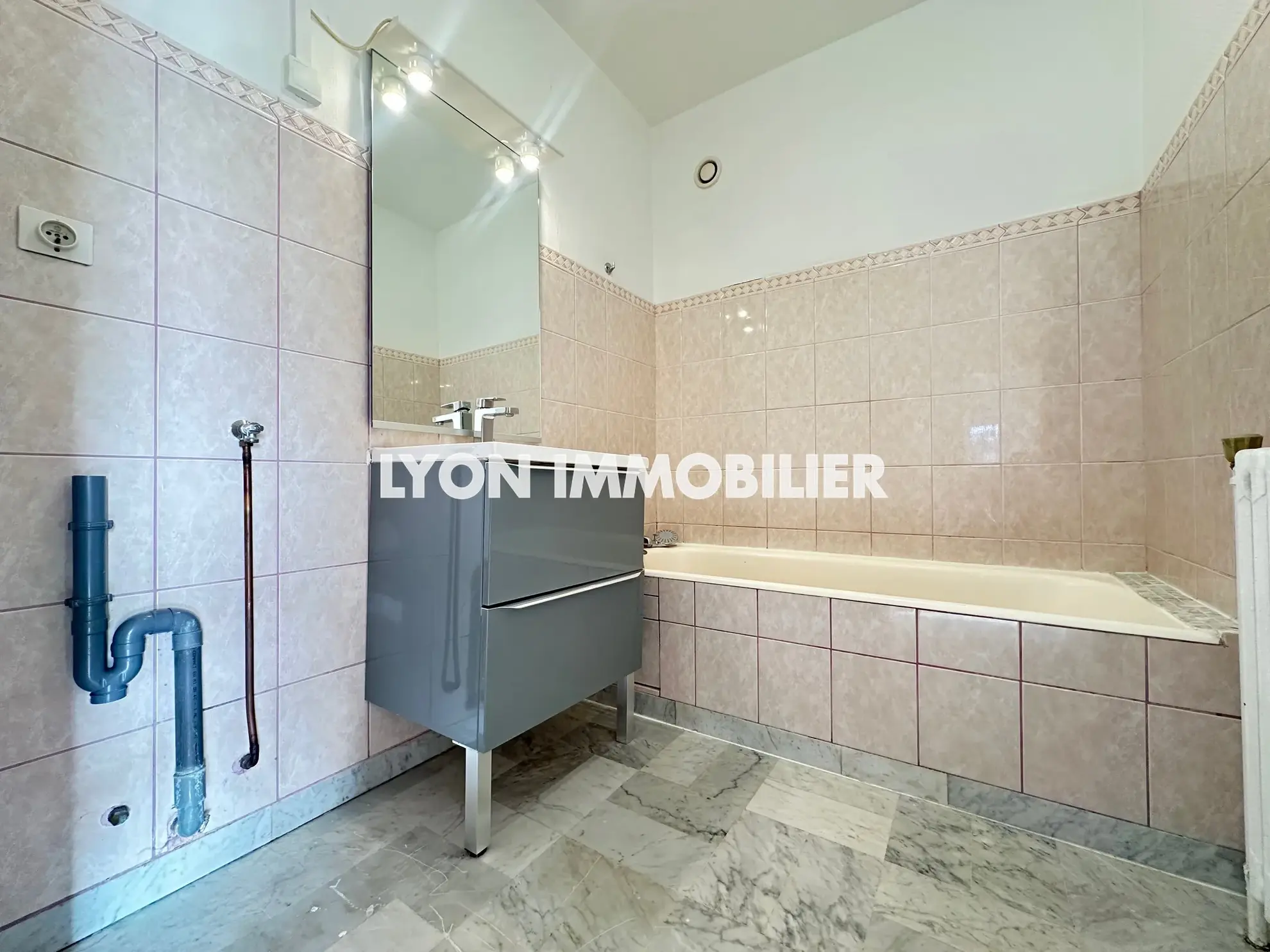Appartement 4 pièces à Bron avec balcon, parking et grand volume 