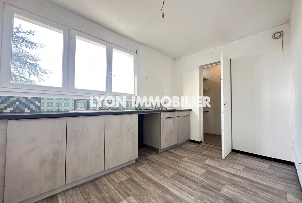 Appartement 4 pièces à Bron avec balcon, parking et grand volume 