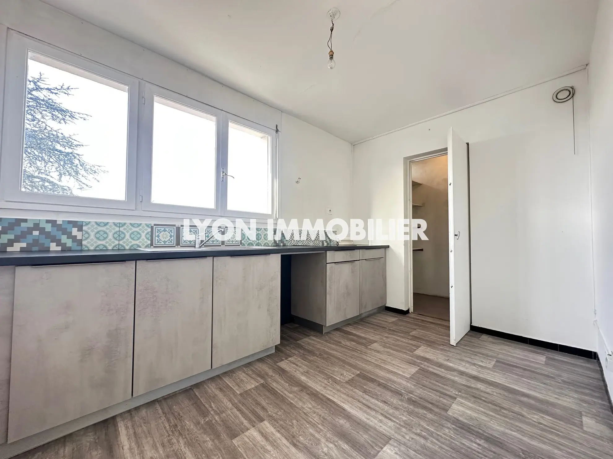 Appartement 4 pièces à Bron avec balcon, parking et grand volume 