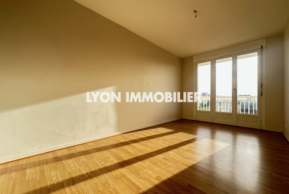 Appartement 4 pièces à Bron avec balcon, parking et grand volume 