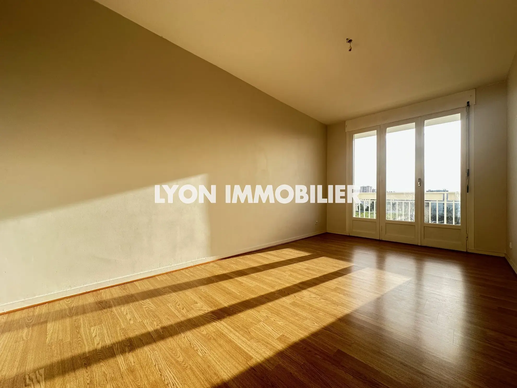 Appartement 4 pièces à Bron avec balcon, parking et grand volume 