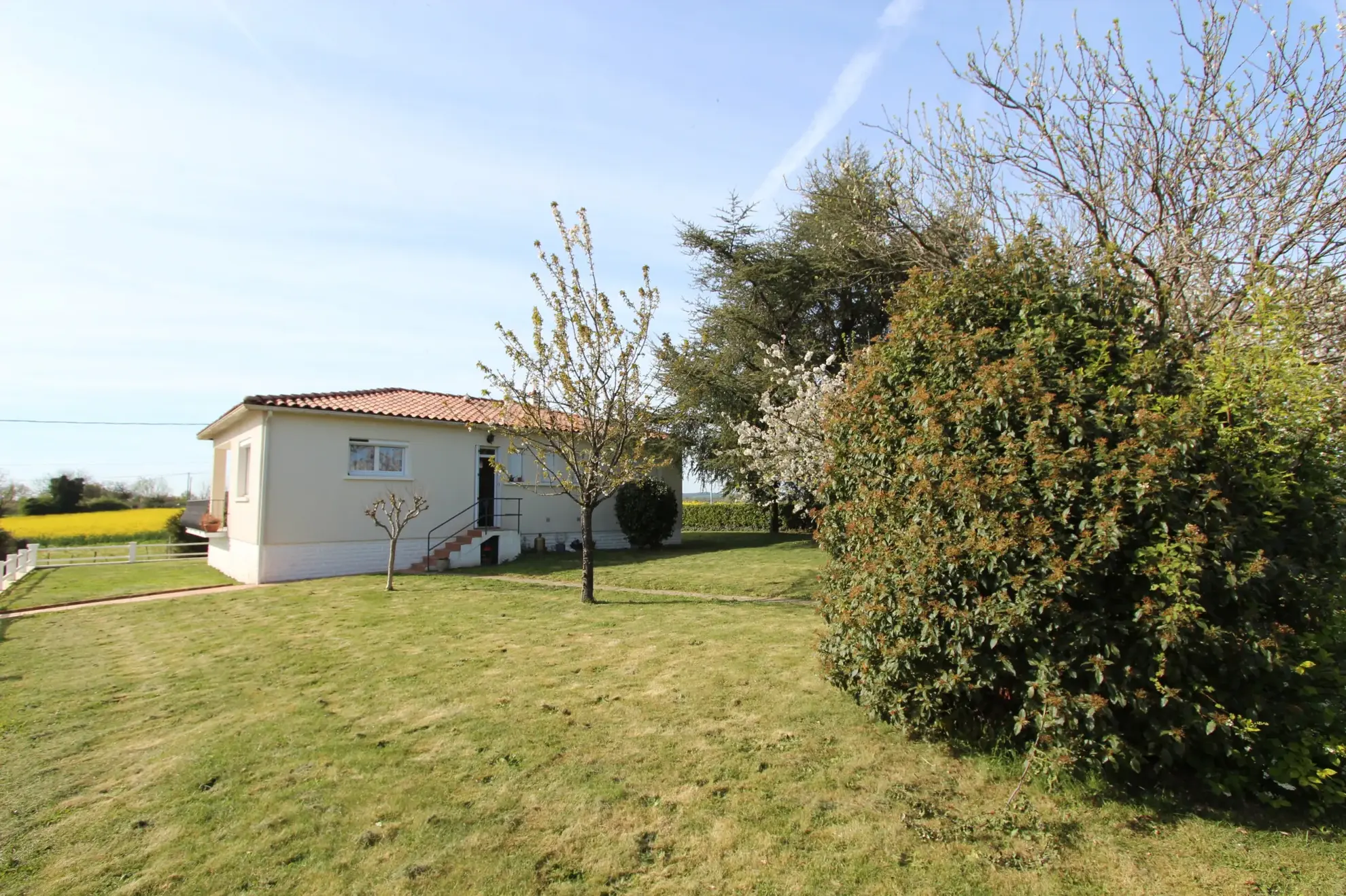 Maison individuelle en campagne à Le Busseau - 2 chambres, grand terrain 