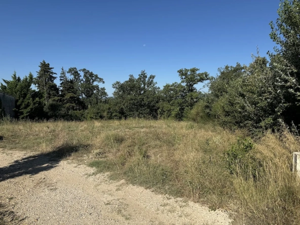 Terrain constructible de 900 m² avec vue dégagée à Cairanne Vaucluse