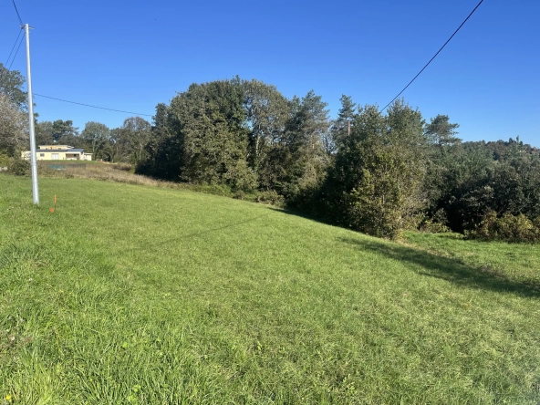 Terrain constructible à Sarlat, secteur calme, 1558 m², proche du centre historique