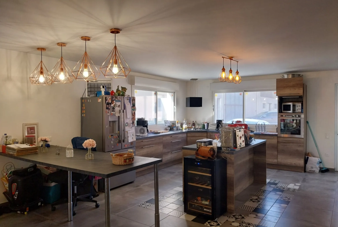 Maison récente de plain-pied à Oriocourt, adaptée PMR, 148 m² avec jardin piscinable 
