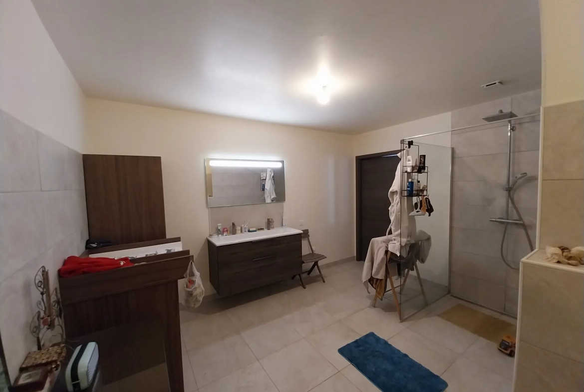 Maison récente de plain-pied à Oriocourt, adaptée PMR, 148 m² avec jardin piscinable 