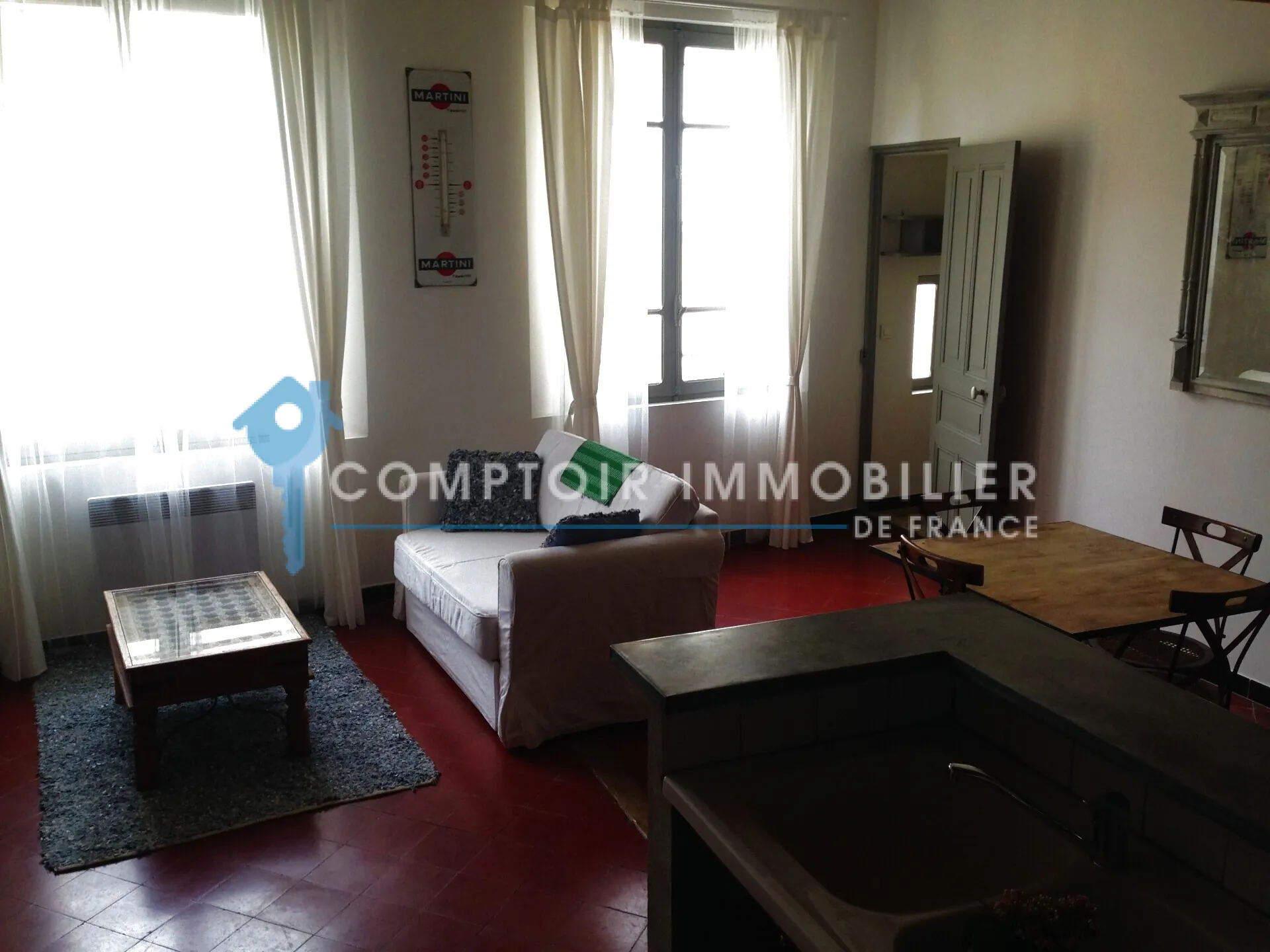 Immeuble de rapport à vendre à Beaucaire avec 4 appartements et 2 garages - Opportunité d'investissement 