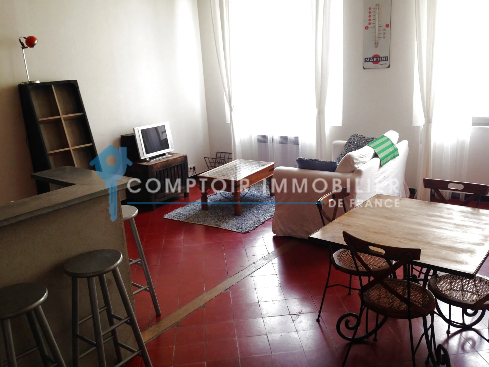 Immeuble de rapport à vendre à Beaucaire avec 4 appartements et 2 garages - Opportunité d'investissement 