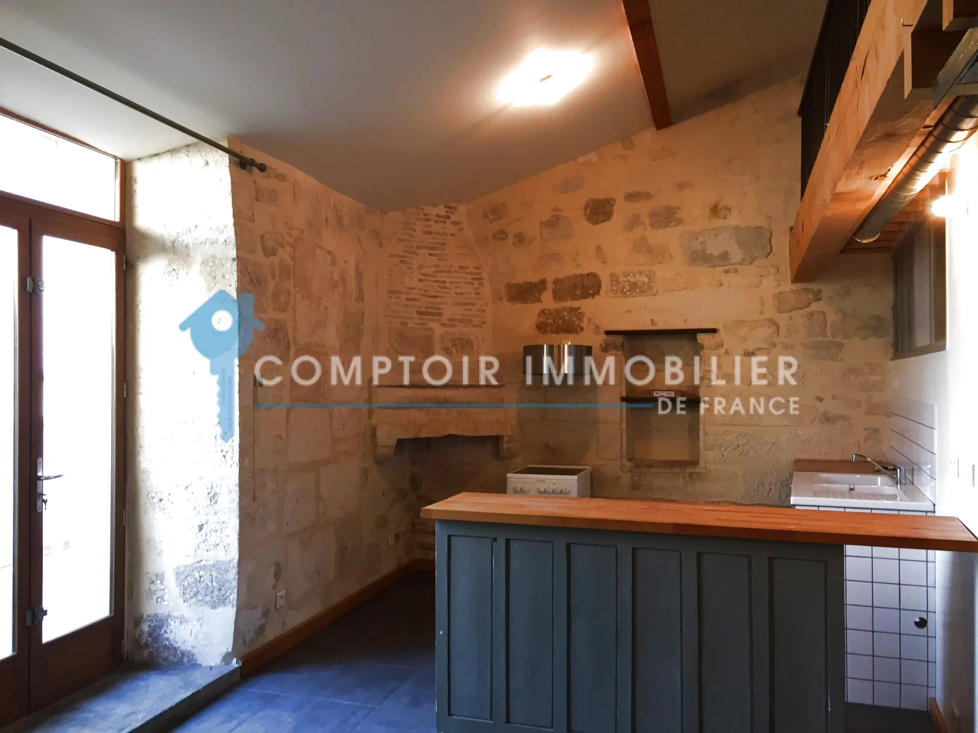 Immeuble de rapport à vendre à Beaucaire avec 4 appartements et 2 garages - Opportunité d'investissement 