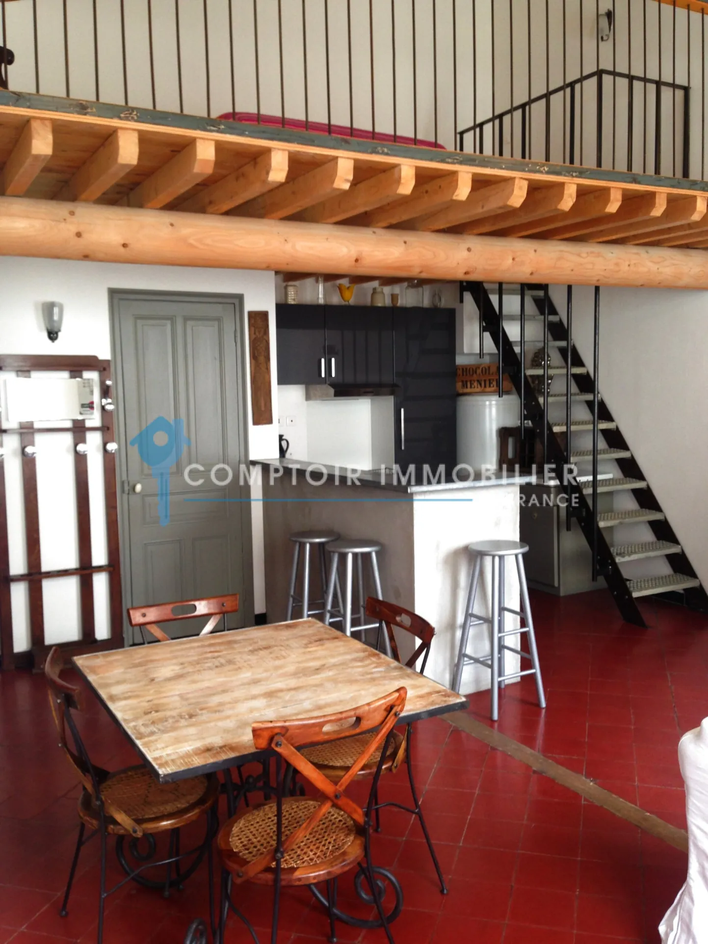 Immeuble de rapport à vendre à Beaucaire avec 4 appartements et 2 garages - Opportunité d'investissement 