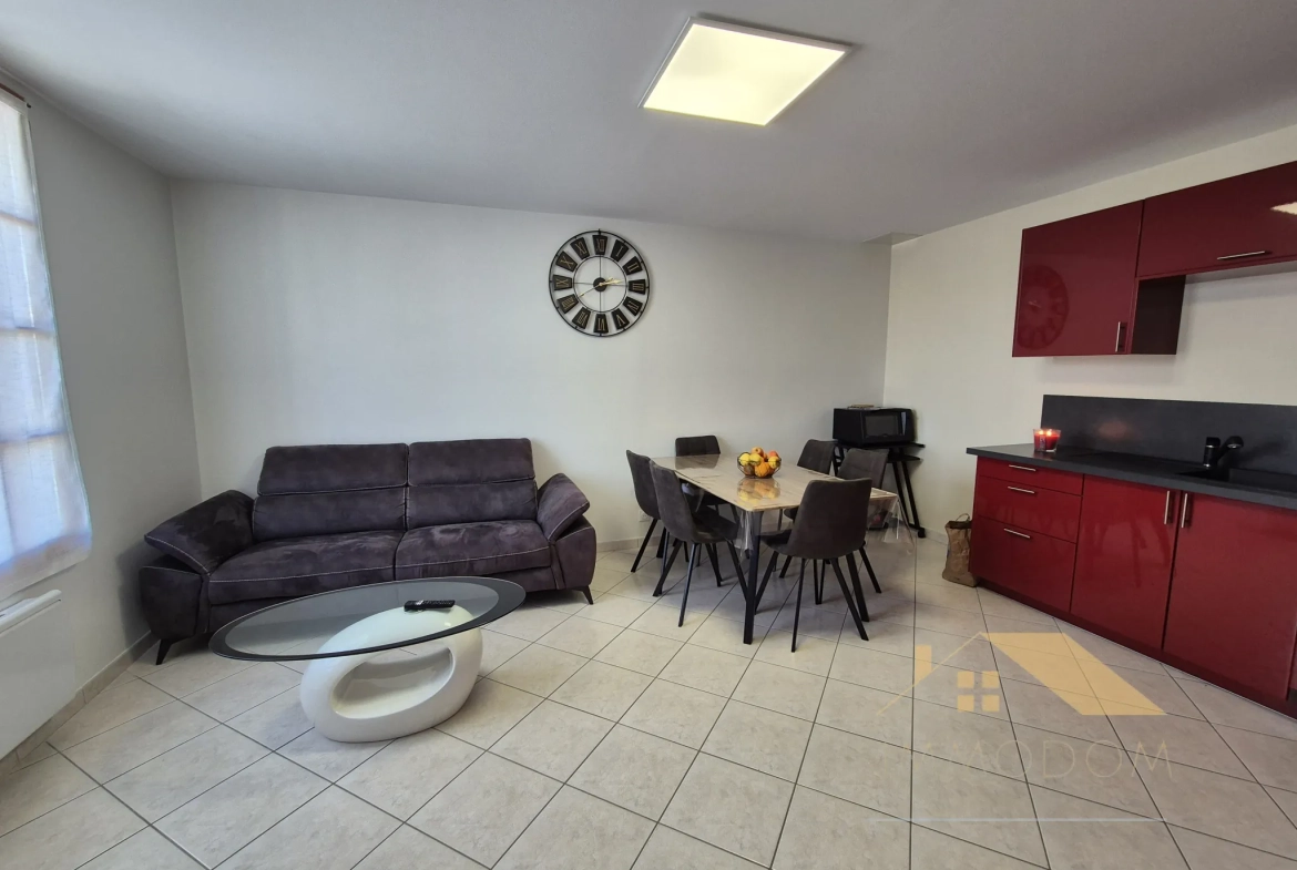 Investissement immobilier à Saint Laurent de la Prée avec deux logements et extérieur 
