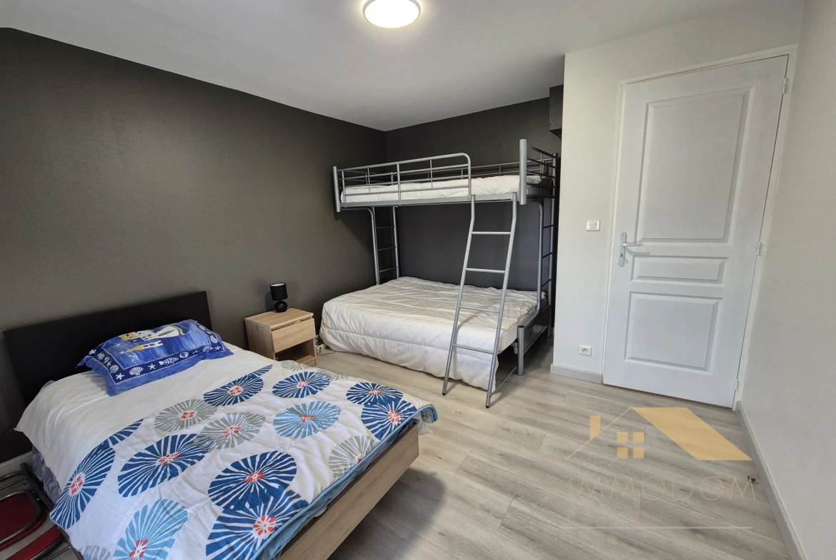 Investissement immobilier à Saint Laurent de la Prée avec deux logements et extérieur 