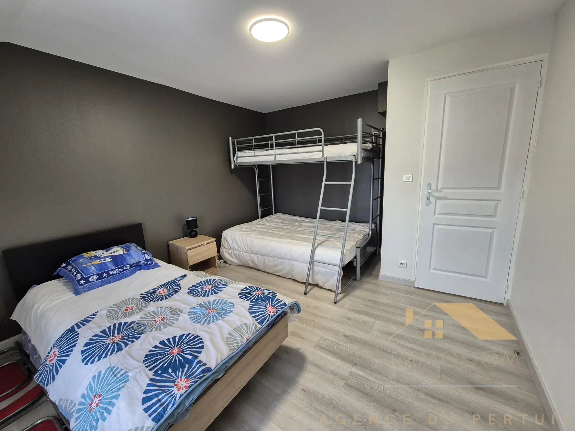 Investissement immobilier à Saint Laurent de la Prée avec deux logements et extérieur 