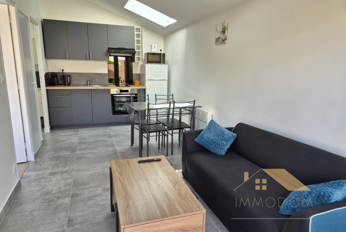 Investissement immobilier à Saint Laurent de la Prée avec deux logements et extérieur 