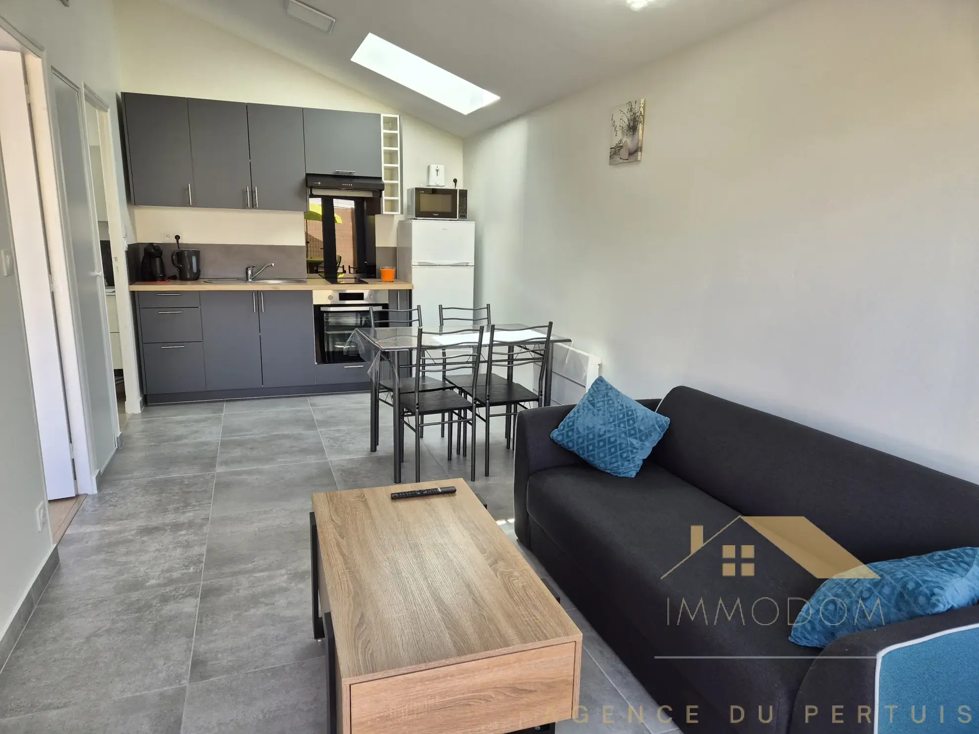 Investissement immobilier à Saint Laurent de la Prée avec deux logements et extérieur 