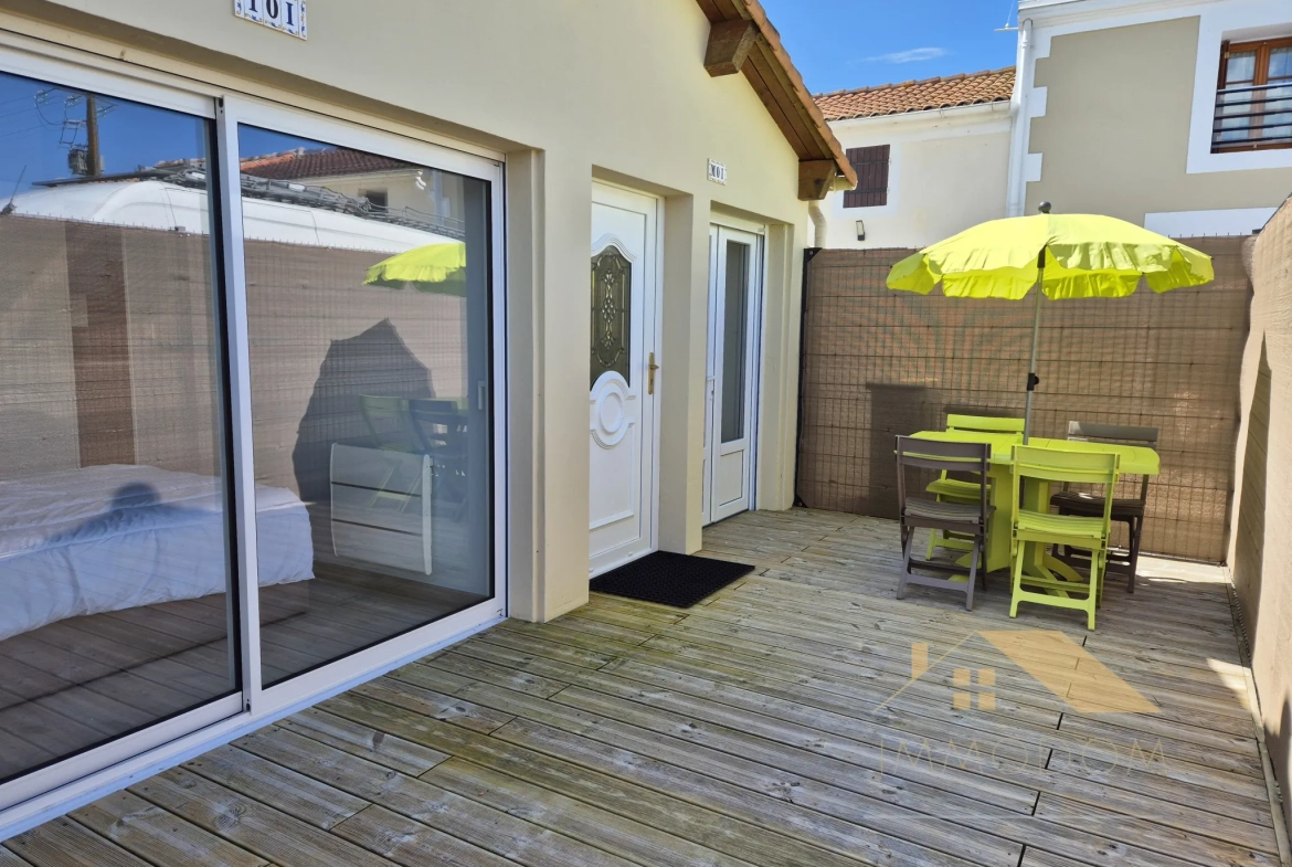 Investissement immobilier à Saint Laurent de la Prée avec deux logements et extérieur 