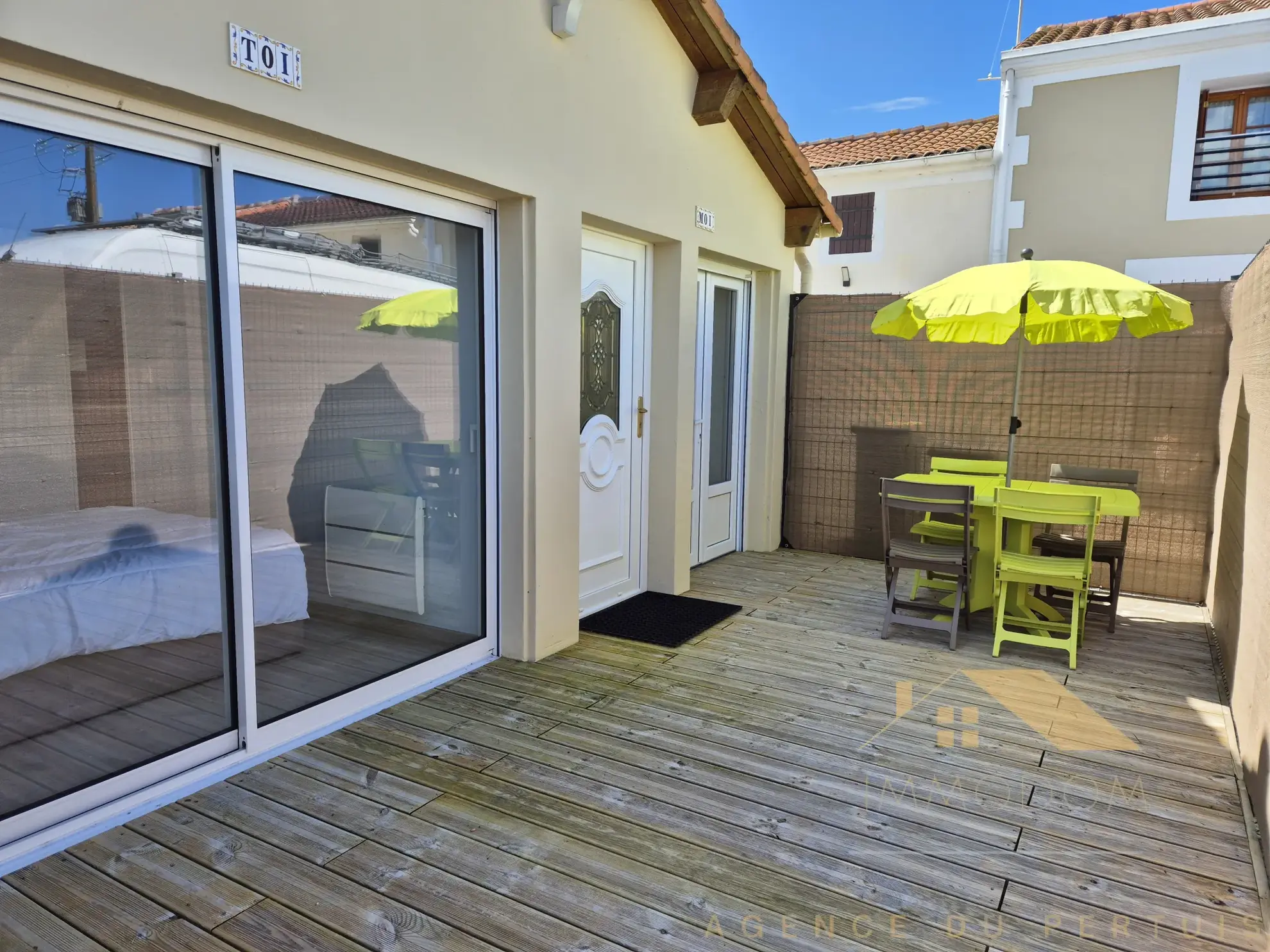 Investissement immobilier à Saint Laurent de la Prée avec deux logements et extérieur 