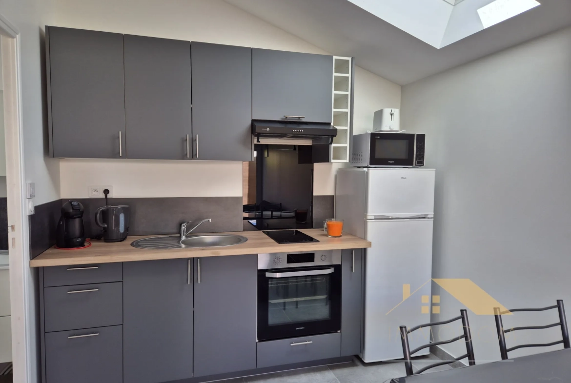 Investissement immobilier à Saint Laurent de la Prée avec deux logements et extérieur 