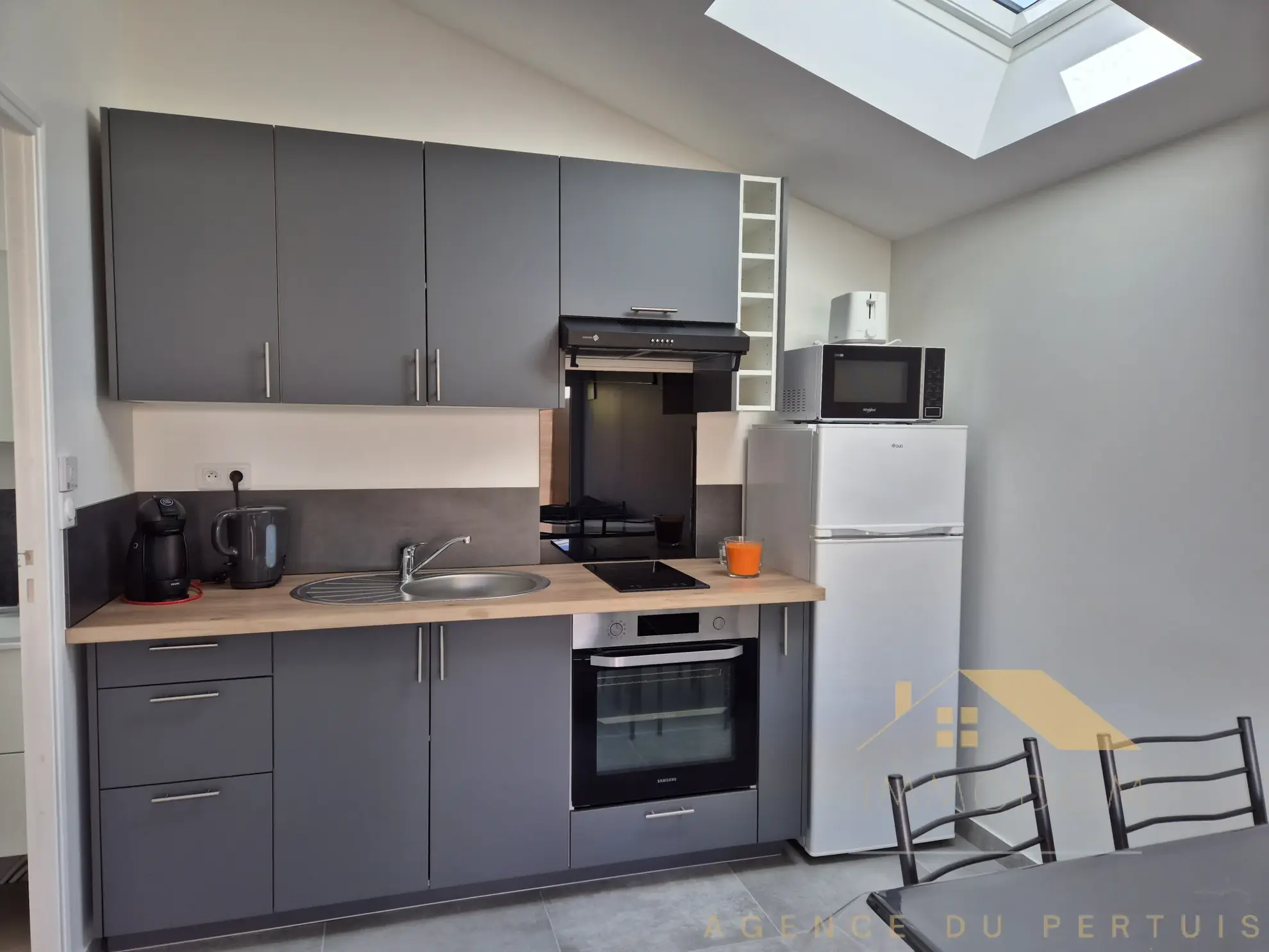 Investissement immobilier à Saint Laurent de la Prée avec deux logements et extérieur 