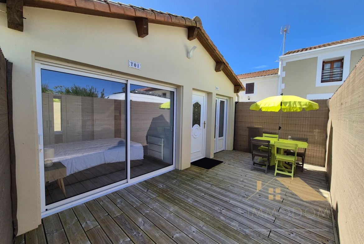 Investissement immobilier à Saint Laurent de la Prée avec deux logements et extérieur 