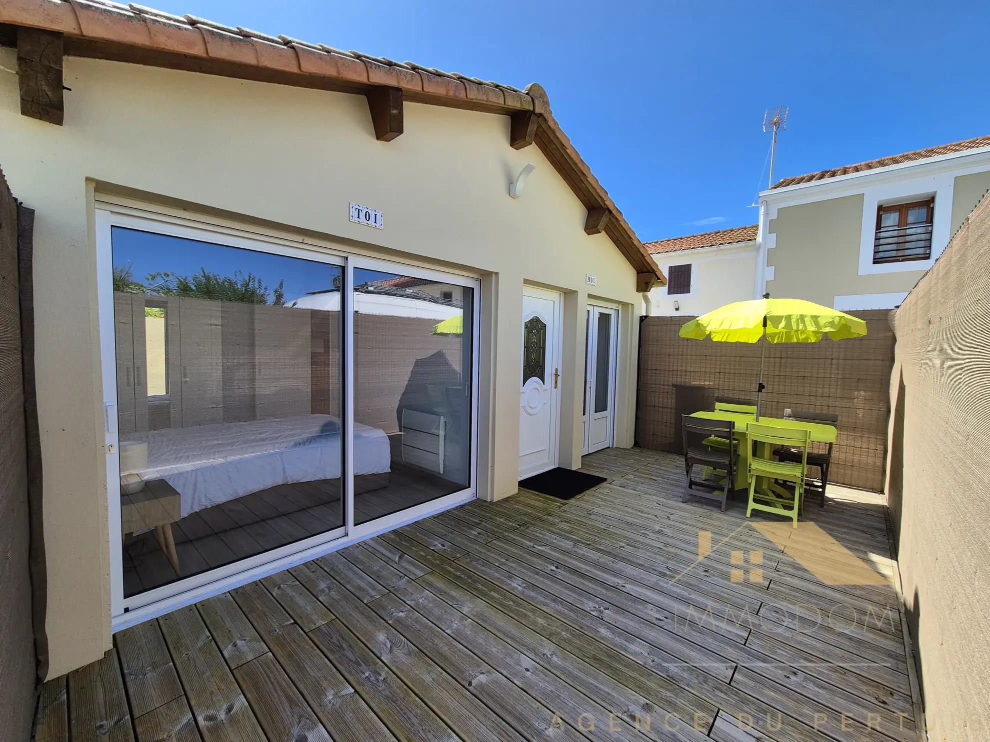 Investissement immobilier à Saint Laurent de la Prée avec deux logements et extérieur 