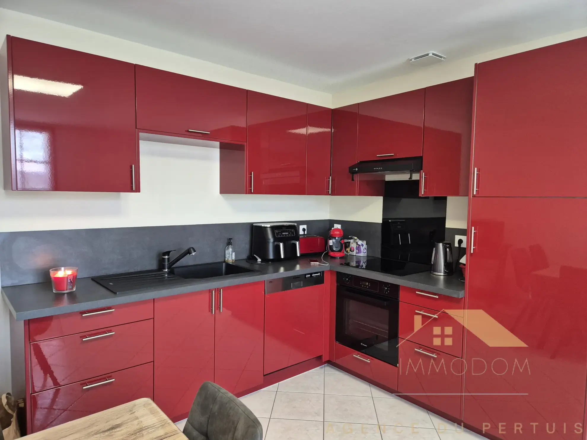 Investissement immobilier à Saint Laurent de la Prée avec deux logements et extérieur 