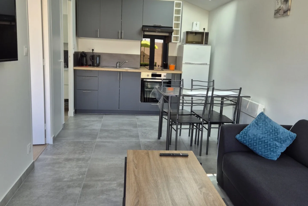 Investissement immobilier à Saint Laurent de la Prée avec deux logements et extérieur 