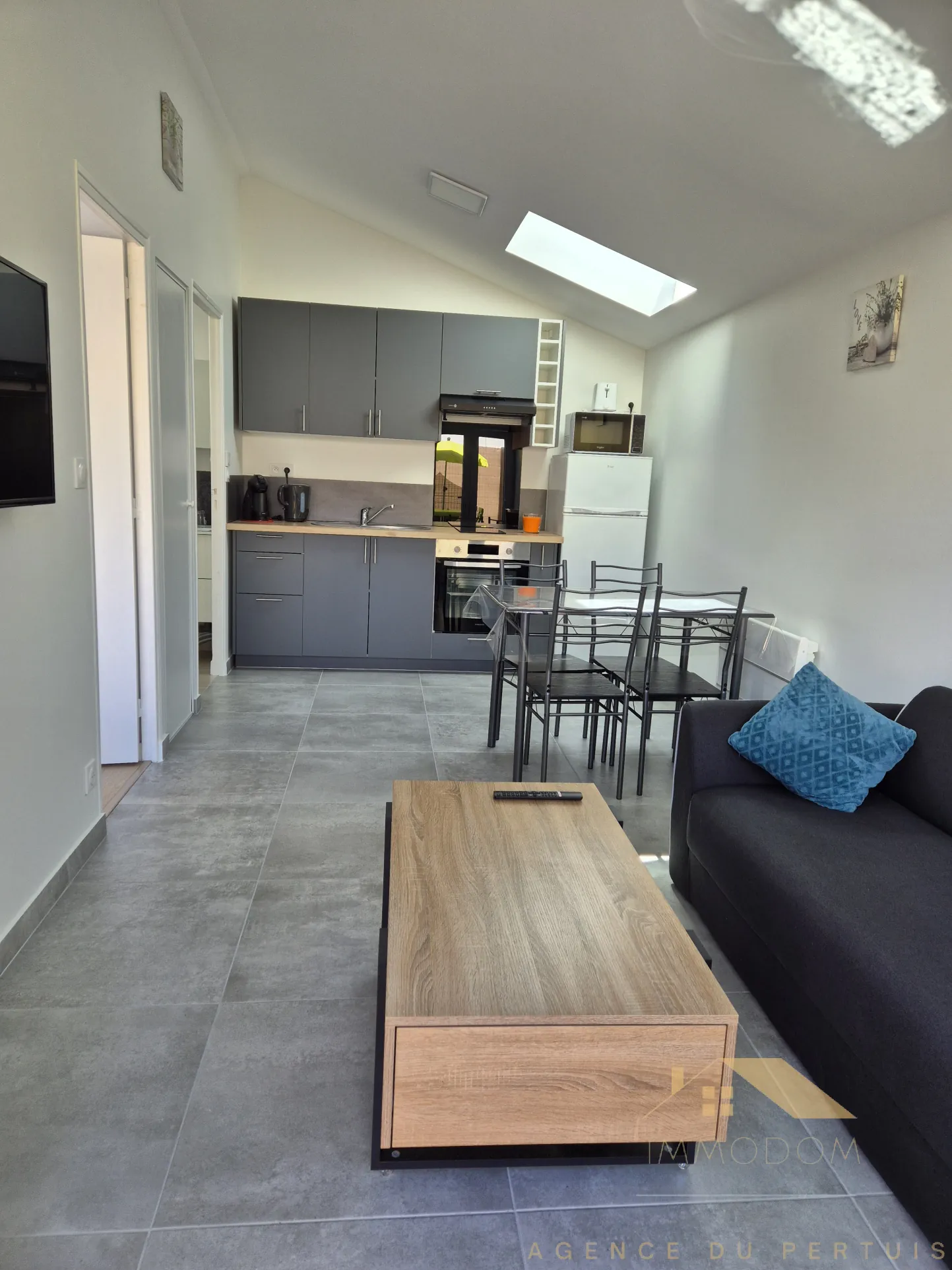Investissement immobilier à Saint Laurent de la Prée avec deux logements et extérieur 