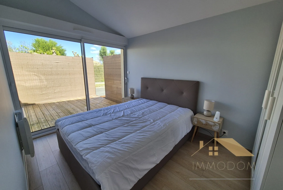 Investissement immobilier à Saint Laurent de la Prée avec deux logements et extérieur 
