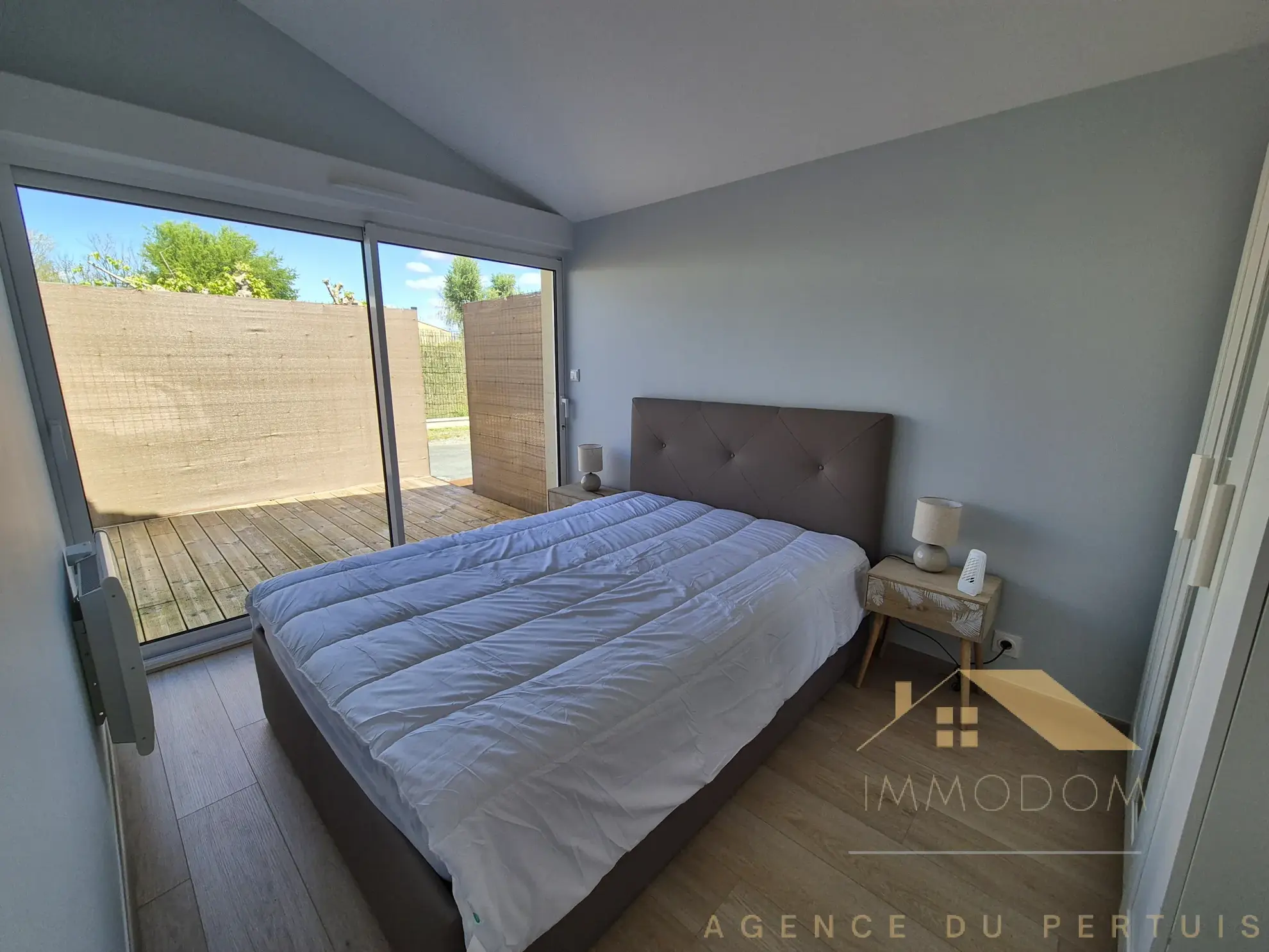 Investissement immobilier à Saint Laurent de la Prée avec deux logements et extérieur 