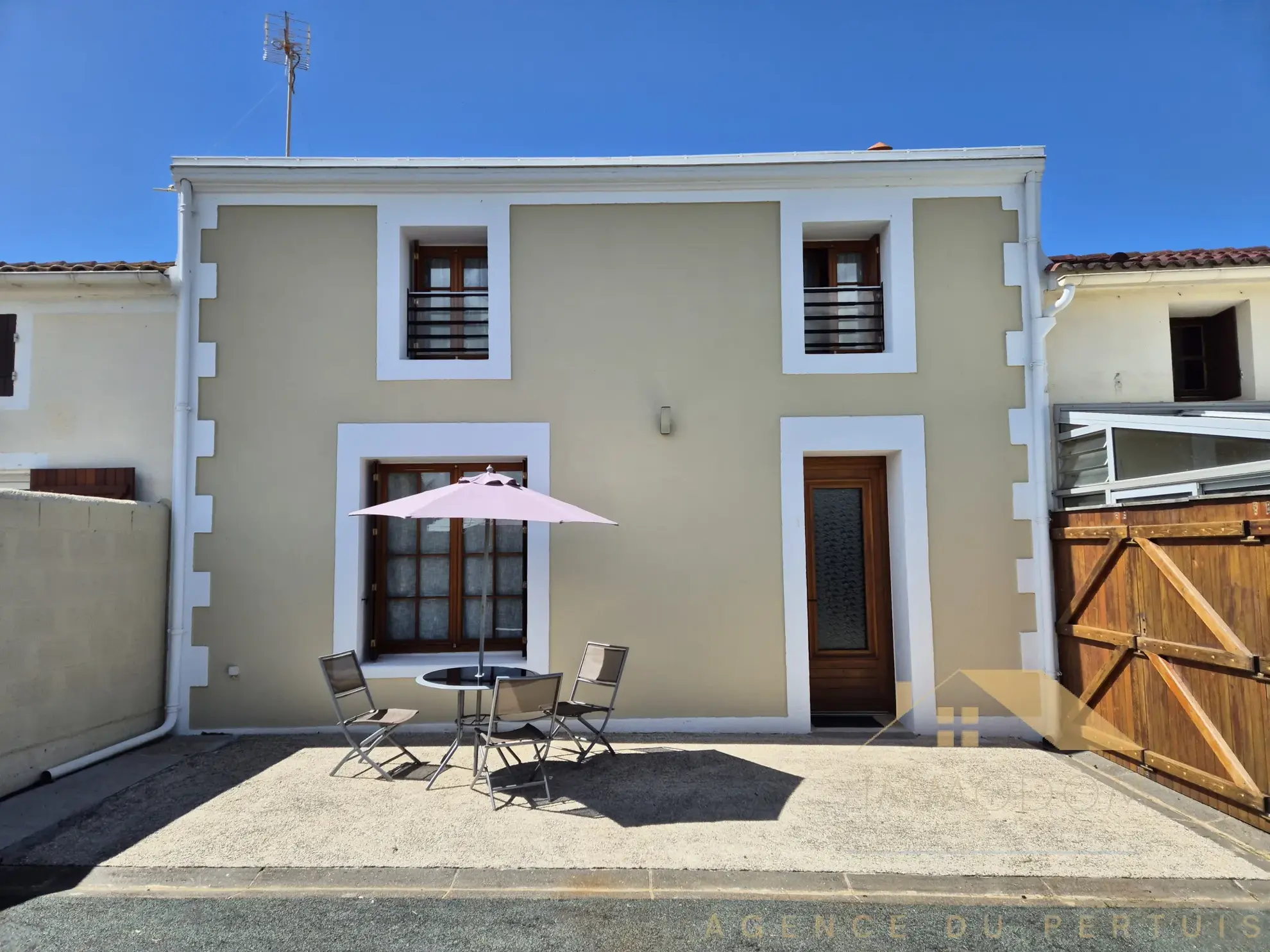 Investissement immobilier à Saint Laurent de la Prée avec deux logements et extérieur 