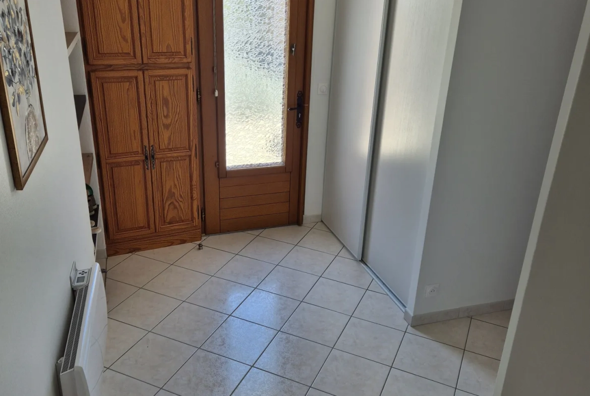 Investissement immobilier à Saint Laurent de la Prée avec deux logements et extérieur 