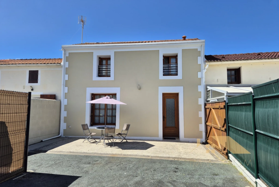 Investissement immobilier à Saint Laurent de la Prée avec deux logements et extérieur 