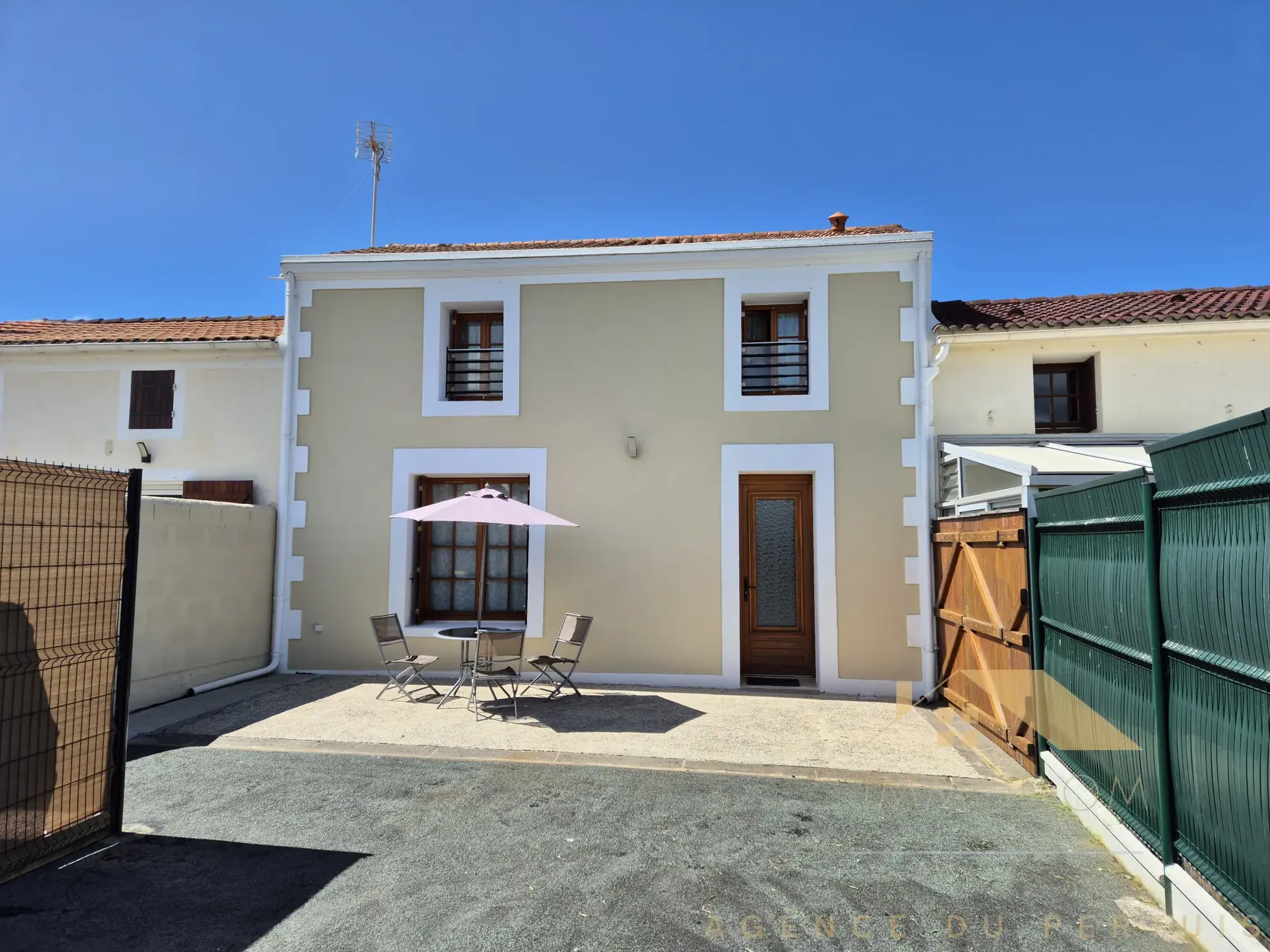 Investissement immobilier à Saint Laurent de la Prée avec deux logements et extérieur 