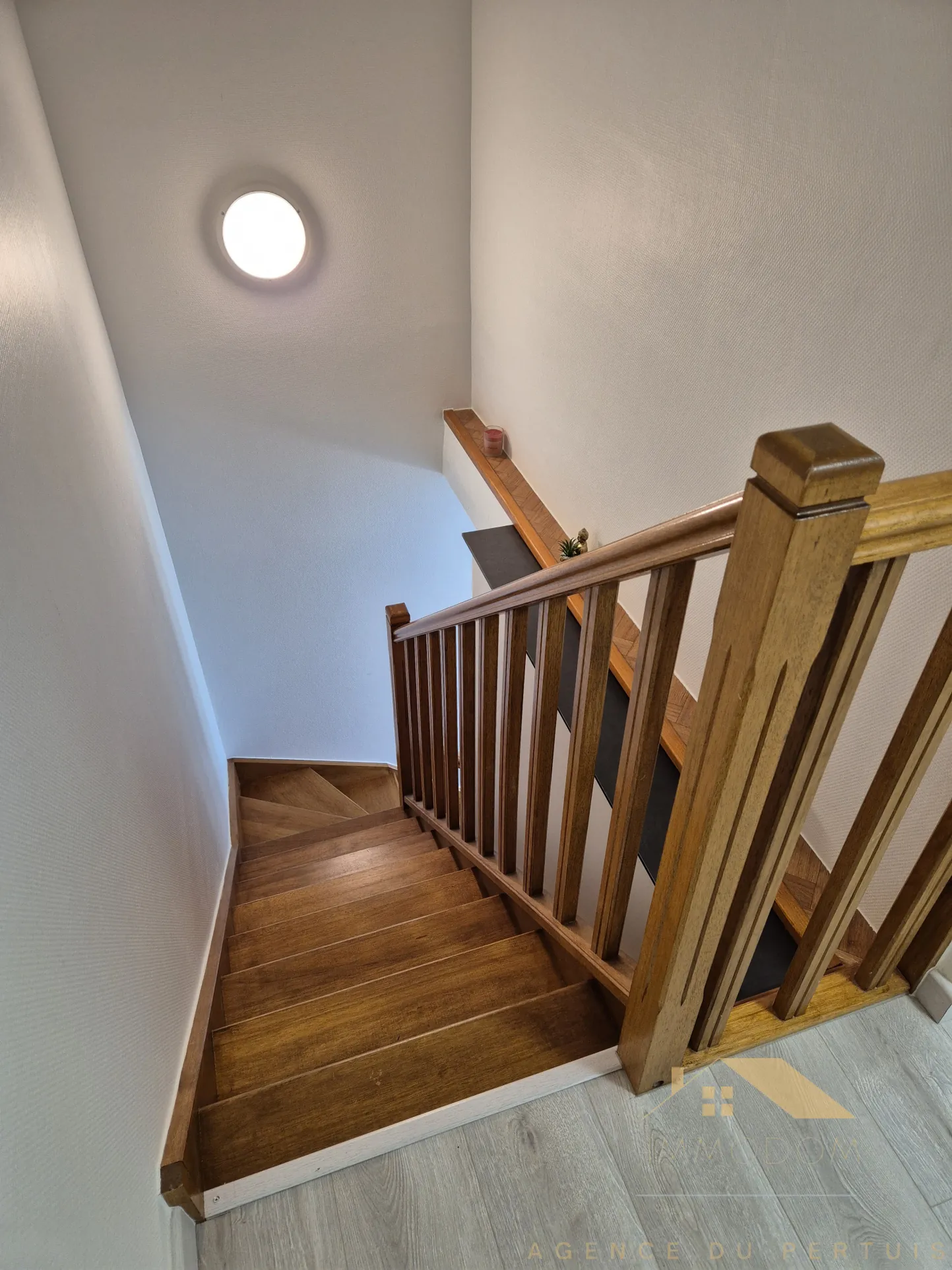 Investissement immobilier à Saint Laurent de la Prée avec deux logements et extérieur 