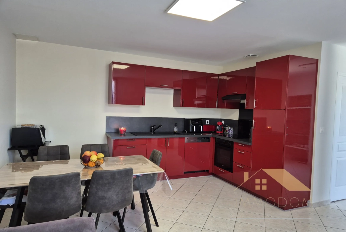 Investissement immobilier à Saint Laurent de la Prée avec deux logements et extérieur 